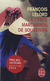 LA PETITE MARCHANDE DE SOUVENIRS